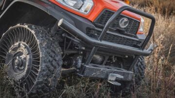 &iquest;Adi&oacute;s a la presi&oacute;n los neum&aacute;ticos y los pinchazos? As&iacute; son las ruedas sin aire de Michelin