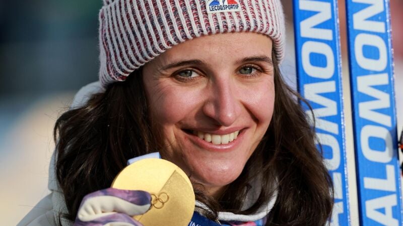 Julia Simon, campeona ol&iacute;mpica de biatl&oacute;n individual de 15km femenino en estos Juegos Ol&iacute;mpicos de Mil&aacute;n Cortina 2026