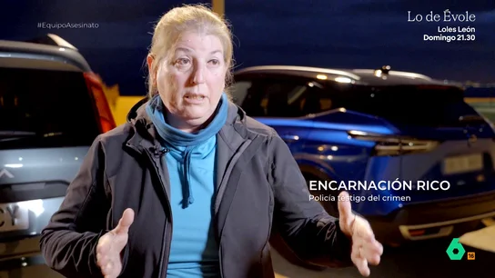 Encarnación Rico, policía y testigo del crimen de la 'viuda negra de Alicante': "Las explicaciones de Conchi no tenían lógica ni sentido" Encarnación Rico recuerda en este vídeo el episodio que vivió como policía fuera de servicio, al ver cómo una mujer y un hombre asesinaban a otro en una playa de Alicante. "Ella decía que si era su marido, que si habían venido los negros a pegarle...".