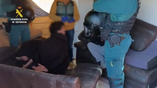 Un agente de la Guardia Civil en el momento de la detenci&oacute;n