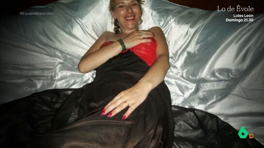 Jos&eacute; Luis Fajardo, inspector jefe del caso de la 'viuda negra de Alicante', detalla c&oacute;mo fue el registro en casa de Conchi y Paco tras la muerte de Jos&eacute; Luis. All&iacute; encontraron 24.000 euros en efectivo, joyas y una sesi&oacute;n fotogr&aacute;fica &iacute;ntima.