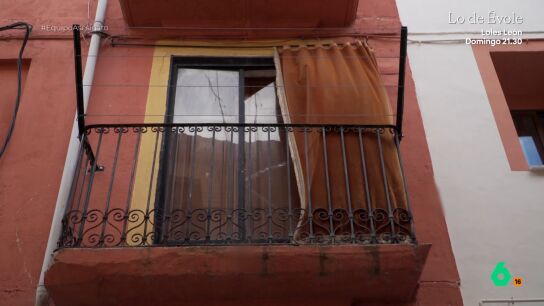 Castigos con enciclopedias, agujas en las manos o tener que comer "directamente del cubo de basura". La hija de un marido de la 'viuda negra de Alicante" relata su terrible experiencia con ella por la que, a d&iacute;a de hoy, a&uacute;n tiene "muchos ataques de ansiedad".