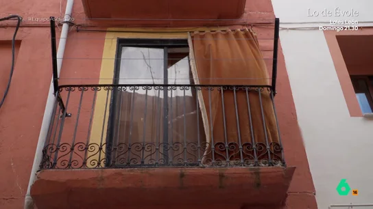 La hija de un marido de la 'viuda negra de Alicante' se rompe al recordar cómo la maltrataba Castigos con enciclopedias, agujas en las manos o tener que comer "directamente del cubo de basura". La hija de un marido de la 'viuda negra de Alicante" relata su terrible experiencia con ella por la que, a día de hoy, aún tiene "muchos ataques de ansiedad".