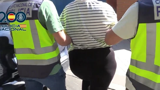 Imagen de archivo de agentes de la Policía deteniendo a una carterista Imagen de archivo de agentes de la Policía deteniendo a una carterista