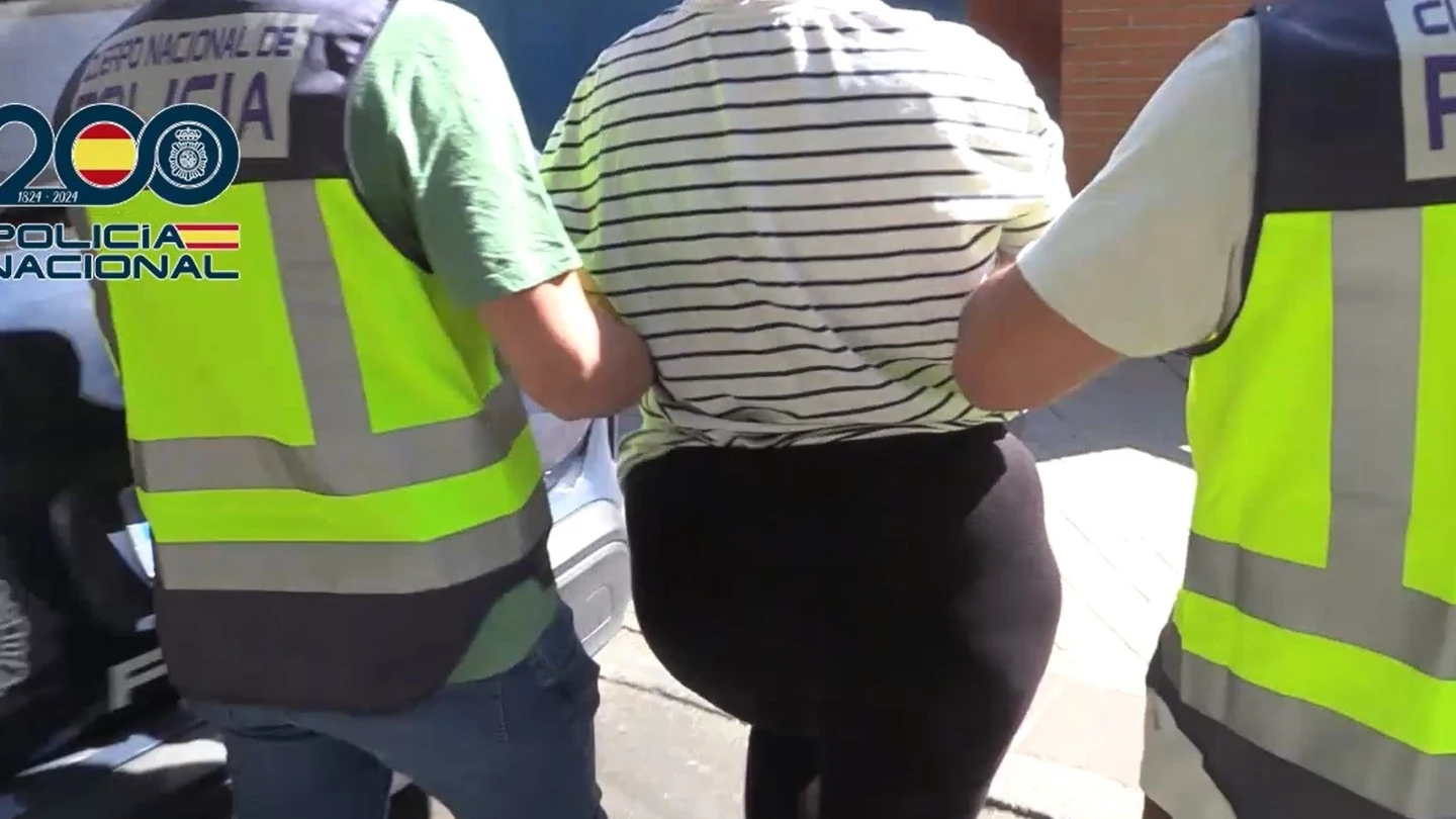 Imagen de archivo de agentes de la Policía deteniendo a una carterista Imagen de archivo de agentes de la Policía deteniendo a una carterista