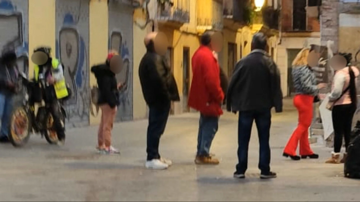 Vecinos de Velluters denuncian la presencia de un prostíbulo en su barrio y la inacción del Ayuntamiento ante la situación Vecinos de Velluters denuncian la presencia de un prostíbulo en su barrio y la inacción del Ayuntamiento ante la situación