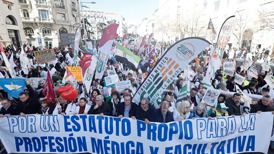 Miles de médicos toman Madrid para volver a reclamar un estatuto propio: "Nos sentimos muy frustrados". Miles de médicos toman Madrid para volver a reclamar un estatuto propio: "Nos sentimos muy frustrados".