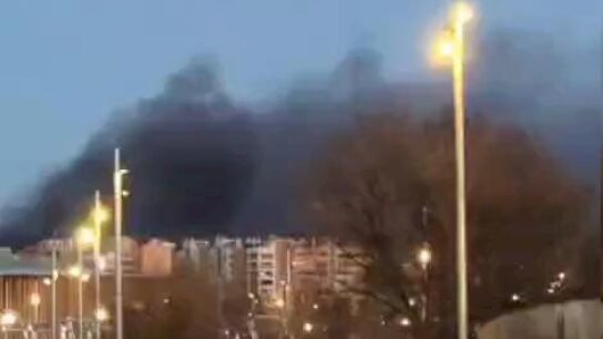 Impresionante columna de humo por un incendio en la planta de Saica de Zaragoza: los Bomberos descartan riesgo t&oacute;xico.