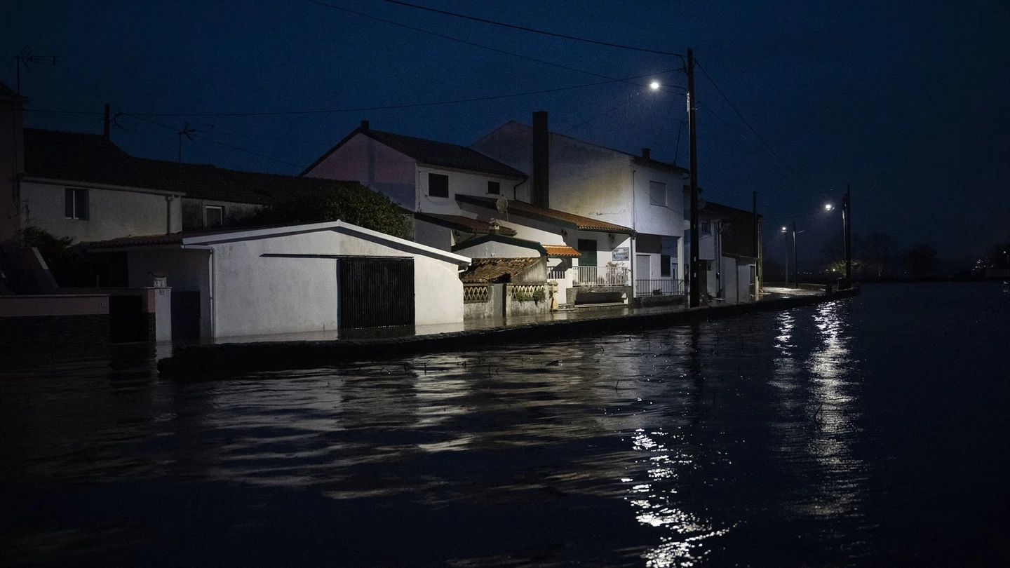Imagen de una calle inundada en Coimbra (Portugal) Imagen de una calle inundada en Coimbra (Portugal)