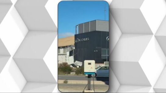 El fuerte temporal de viento deja &aacute;rboles ca&iacute;dos, veh&iacute;culos aplastados y carreteras cortadas por toda Espa&ntilde;a