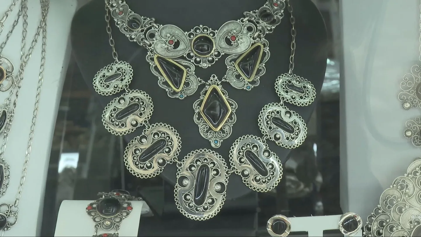 Un collar hecho de plata Un collar hecho de plata