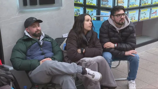 Jóvenes hacen cola en Alzira (Valencia) para conseguir una VPO Jóvenes hacen cola en Alzira (Valencia) para conseguir una VPO