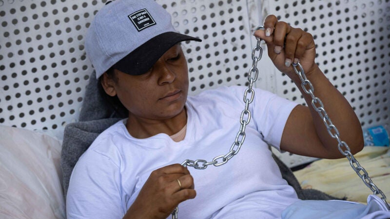 Imagen de una mujer encadenada en una c&aacute;rcel de Venezuela exigiendo la liberaci&oacute;n de todos los presos pol&iacute;ticos