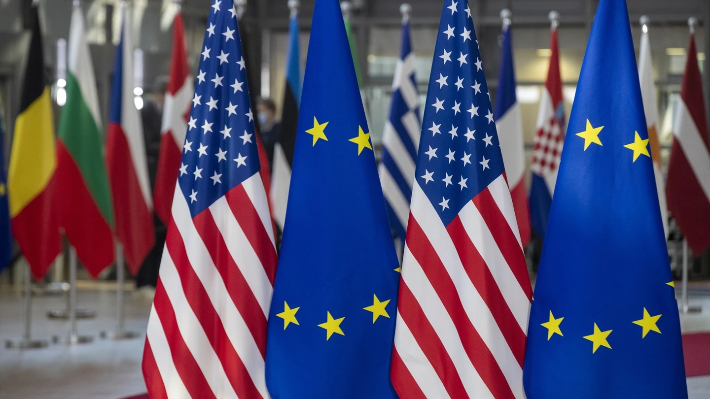 Las banderas de EEUU y la UE Las banderas de EEUU y la UE