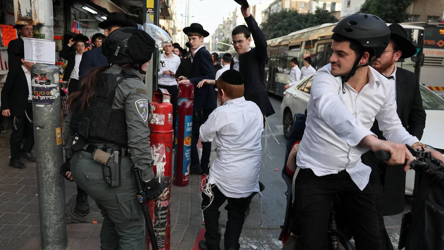 Linchamiento en Israel: 22 ultraortodoxos detenidos tras perseguir a dos mujeres militares en Tel Aviv. Linchamiento en Israel: 22 ultraortodoxos detenidos tras perseguir a dos mujeres militares en Tel Aviv.