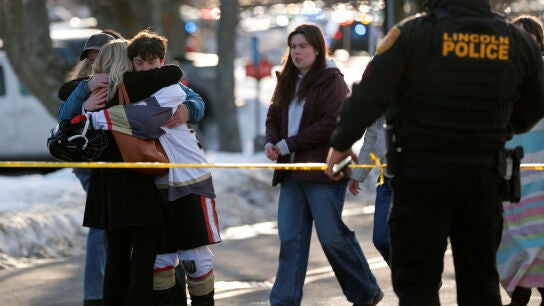 Imagen a las afueras del Dennis Lynch Arena, donde se ha producido el tiroteo en Rhode Island (EEUU)