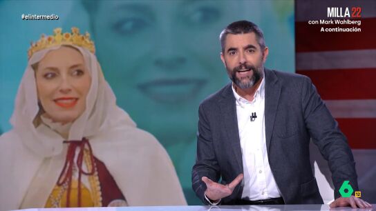 Dani Mateo analiza el disfraz de Isabel la Cat&oacute;lica de Mar&iacute;a Guardiola para Carnaval y da un consejo para diferenciarlas: "Una no se cambiaba de camisa y la otra se cambia de chaqueta cada vez que puede".