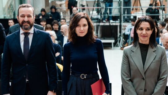 Mercedes Zarzalejo (derecha) junto a Isabel D&iacute;az Ayuso y Jos&eacute; Carlos Fern&aacute;ndez Borreguero en una imagen de archivo