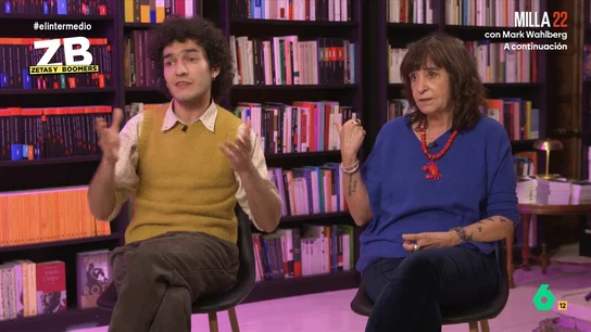 Mario Obrero, joven poeta, sobre la importancia de las redes sociales: "Muchas veces se llega a final de mes o se come de ellas" En su sección 'Zetas y Boomers', Thais Villas habla con dos escritores de diferentes generaciones: Rosa Montero y Mario Obrero, que en este vídeo hablan sobre las redes sociales y la situación política actual.