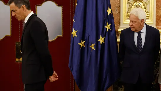 El expresidente del Gobierno Felipe González y el presidente del gobierno Pedro Sánchez, durante el acto institucional que conmemora la Constitución de 1978, este martes, en el Congreso de los Diputados. El expresidente del Gobierno Felipe González y el presidente del gobierno Pedro Sánchez, durante el acto institucional que conmemora la Constitución de 1978, este martes, en el Congreso de los Diputados.