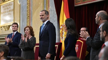 Los reyes de Espa&ntilde;a, Felipe VI y Letizia, son recibidos con aplausos a su llegada al acto institucional que conmemora la Constituci&oacute;n de 1978, este martes, en el Congreso.