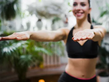 Mujer haciendo ejercicio con los brazos estirados Mujer haciendo ejercicio con los brazos estirados