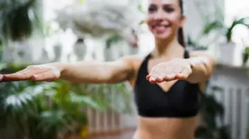 Mujer haciendo ejercicio con los brazos estirados Mujer haciendo ejercicio con los brazos estirados