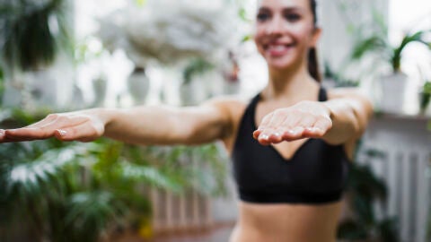 Mujer haciendo ejercicio con los brazos estirados