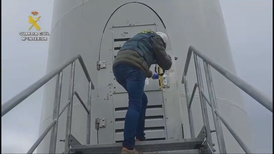 Detenidos dos j&oacute;venes por un reto que acab&oacute; en tragedia: encerraron a un amigo en un aerogenerador y muri&oacute; el electrocutado