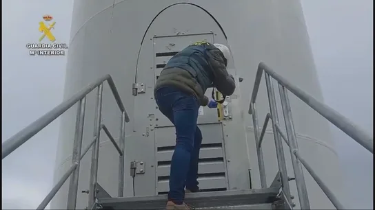 Detenidos dos jóvenes por un reto que acabó en tragedia: encerraron a un amigo en un aerogenerador y murió el electrocutado Detenidos dos jóvenes por un reto que acabó en tragedia: encerraron a un amigo en un aerogenerador y murió el electrocutado