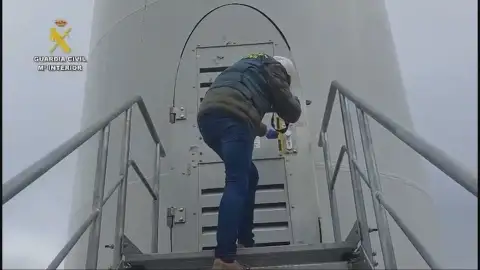 Detenidos dos jóvenes por un reto que acabó en tragedia: encerraron a un amigo en un aerogenerador y murió el electrocutado Detenidos dos jóvenes por un reto que acabó en tragedia: encerraron a un amigo en un aerogenerador y murió el electrocutado