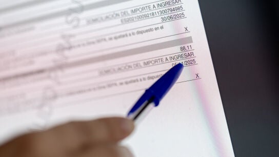 Una persona presentando su declaraci&oacute;n de la renta en abril de 2025