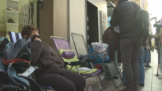 Aplausos y lágrimas por reservar una VPP tras cuatro días de acampada frente a una inmobiliaria de Alzira: "Ver que tenemos que pasar por todo esto es triste" Aplausos y lágrimas por reservar una VPP tras cuatro días de acampada frente a una inmobiliaria de Alzira: "Ver que tenemos que pasar por todo esto es triste"