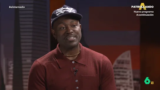 Ruxxo señala que la extrema derecha también ha llegado a la policía: "Se estaba erradicando y está habiendo un repunte" Ruslán Elá Ayana es uno de los pocos policías negros de nuestro país. Ruxxo, que así es conocido, cuenta que forma parte de una asociación de policías antifascistas "para que no nos metan a todos en el mismo saco".