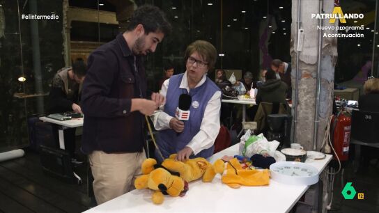 Isma Ju&aacute;rez prueba suerte con la aguja e hilo en el Repair Caf&eacute;: "Mira, Ismael, d&eacute;jalo. No queremos llevarte a urgencias" 