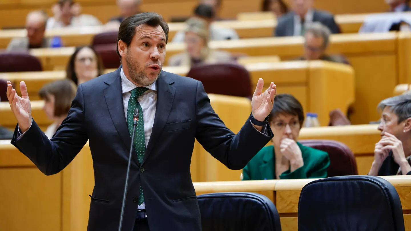 El ministro de Transportes y Movilidad Sostenible, Óscar Puente, durante la sesión de control al Gobierno en el Senado, este martes. El ministro de Transportes y Movilidad Sostenible, Óscar Puente, durante la sesión de control al Gobierno en el Senado, este martes.