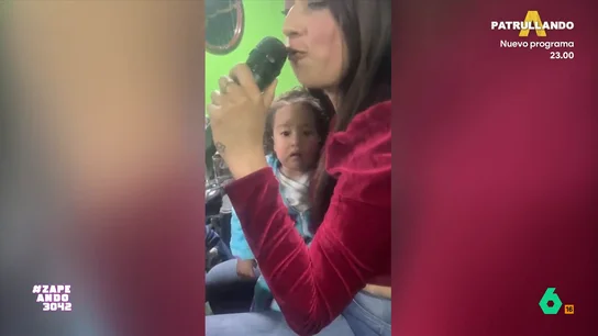 Una niña no pude disimular su cara de desagrado al escuchar a su madre cantar, en vídeo La madre comienza a cantar 'Besos y copas' con la niña en brazos, pero su manera de hacerlo no es del agrado de la pequeña.