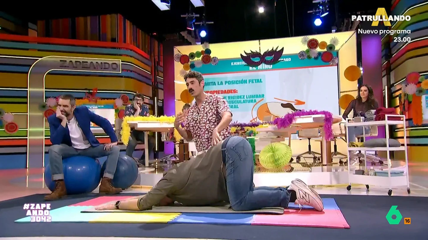 Los tres ejercicios del fisio Víctor Hernán para prevenir o combatir la lumbalgia: del "gato vaca" a "la cobra" El fisio Víctor Hernán, con la ayuda de Miki Nadal, muestra en este vídeo tres ejercicios que ayudan a prevenir o incluso aliviar las lumbalgias crónicas. Además, recuerda que "la novia de la lumbalgia es el sedentarismo".