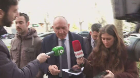 entregue su arma, su placa y cualquier credencial de servicio