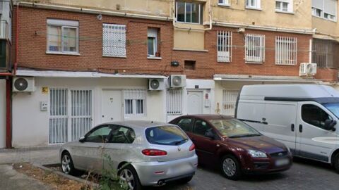 Fachada de la vivienda en la que se ha encontrado el cad&aacute;ver de una mujer, en Madrid.