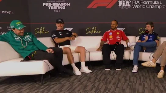 El gesto de Fernando Alonso cuando Verstappen le dice que correrá "hasta los 75 años" El gesto de Fernando Alonso cuando Verstappen le dice que correrá "hasta los 75 años"