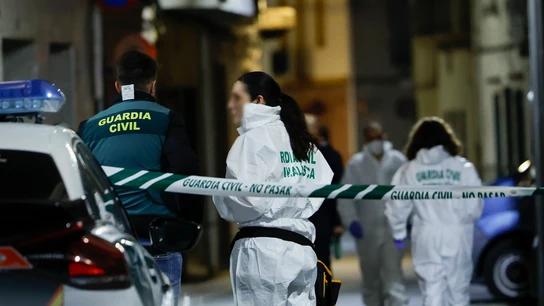 Agentes en las inmediaciones de la vivienda en la que tuvo lugar el doble crimen, este martes. Agentes en las inmediaciones de la vivienda en la que tuvo lugar el doble crimen, este martes.