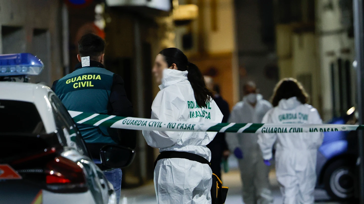 Agentes en las inmediaciones de la vivienda en la que tuvo lugar el doble crimen, este martes. Agentes en las inmediaciones de la vivienda en la que tuvo lugar el doble crimen, este martes.