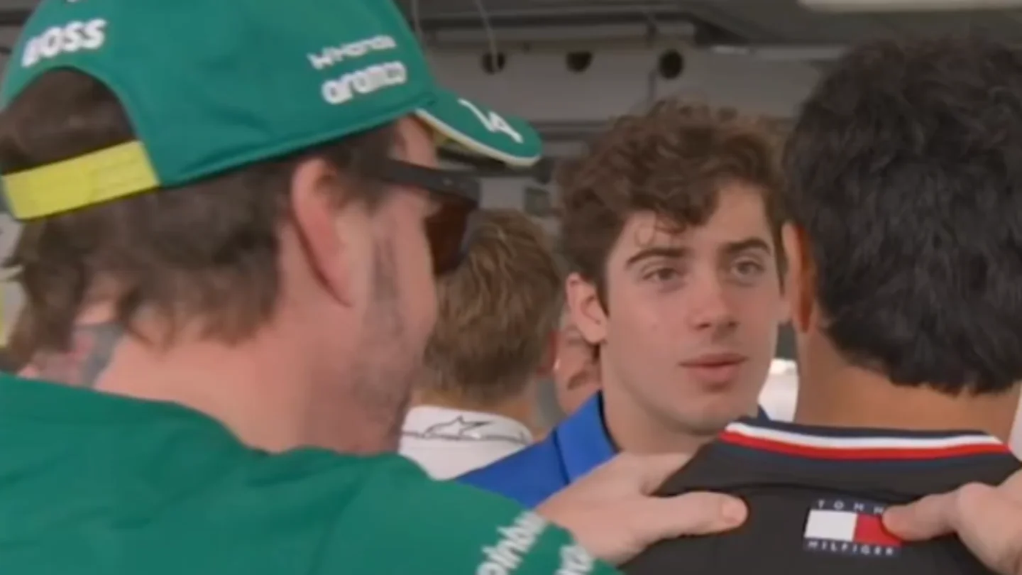 El vacile de 'Checo' Pérez a Fernando Alonso en Bahréin El vacile de 'Checo' Pérez a Fernando Alonso en Bahréin