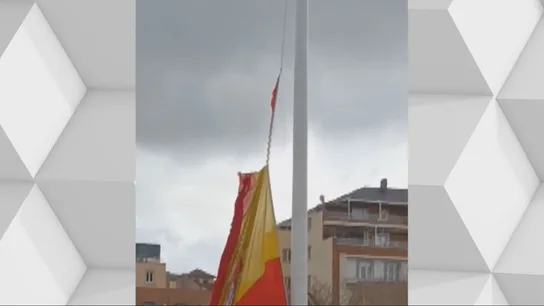 Bandera de España rota en la Plaza de Colón Bandera de España rota en la Plaza de Colón