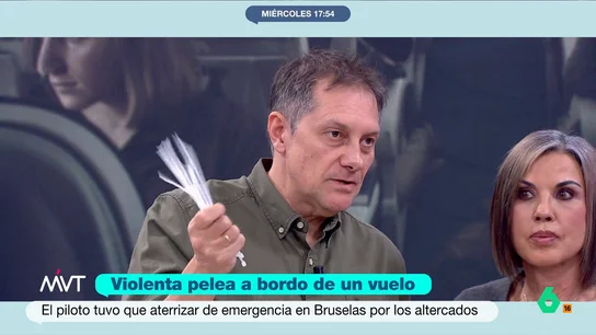 Leo Álvarez explica cómo se inmovilizan a los pasajeros conflictivos en los aviones: "Tienen un kit de retención" En un vuelo de Turquía a Manchester se ha producido una terrible trifulca entre dos pasajeros. La grave situación ha obligado al piloto a realizar un aterrizaje de emergencia en el aeropuerto de Bruselas.