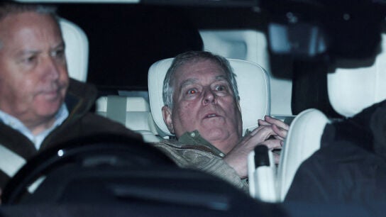 El expr&iacute;ncipe Andr&eacute;s saliendo de comisar&iacute;a de Aylsham este jueves