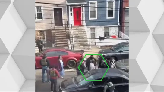 Las iglesias, objetivos también del ICE: detenidos dos chicos a las puertas de un templo pese a la negación de la Casa Blanca de estas acciones Las iglesias, objetivos también del ICE: detenidos dos chicos a las puertas de un templo pese a la negación de la Casa Blanca de estas acciones