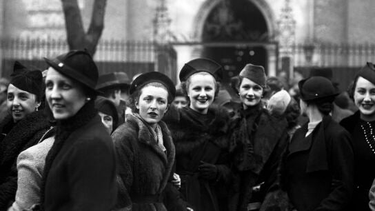 Un grupo de mujeres asiste a una misa celebrada en la madrile&ntilde;a iglesia de San Ferm&iacute;n de los Navarros, 22-01-1936