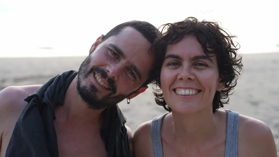 Imagen de Adrián junto a su hermana. Imagen de Adrián junto a su hermana.